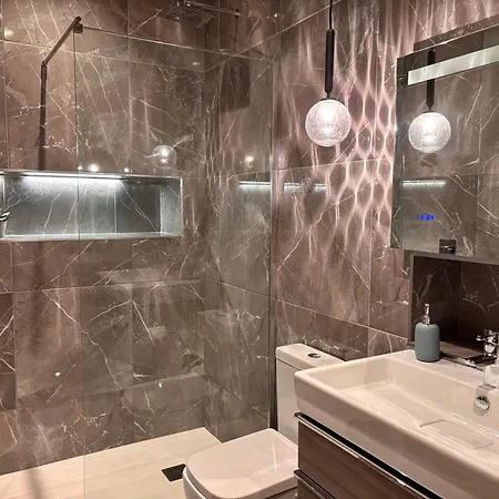 Luxurious 2 Bedroom With Sea View In Monkstown *